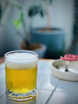 冷えたビールと蚊取り線香 冷えたビールと蚊取り線香 ビール,泡,お酒の写真素材