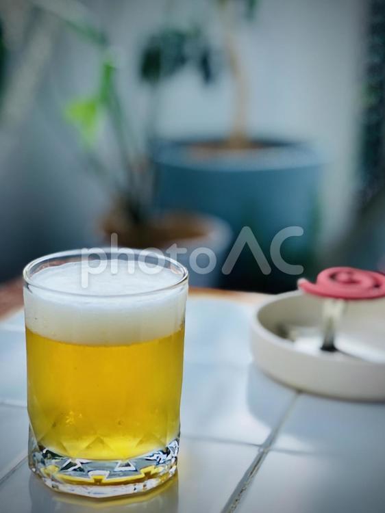 冷えたビールと蚊取り線香 ビール,泡,お酒の写真素材