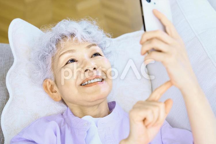 スマホを見るシニア女性　主婦　高齢　白髪 シニア,スマホ,主婦の写真素材