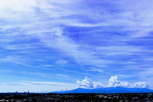 晴れ空と山と時々雲 晴れ空と山と時々雲 晴れ空,青空,空の写真素材