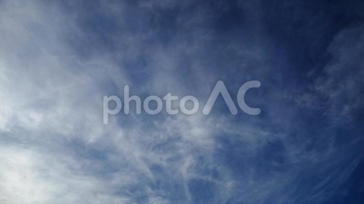 夏の早朝の朝の空に浮かぶ白い雲たち 空,風景,空背景の写真素材