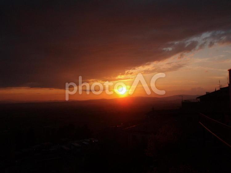 アッシジに沈む夕日 夕日,アッシジ,イタリアの写真素材