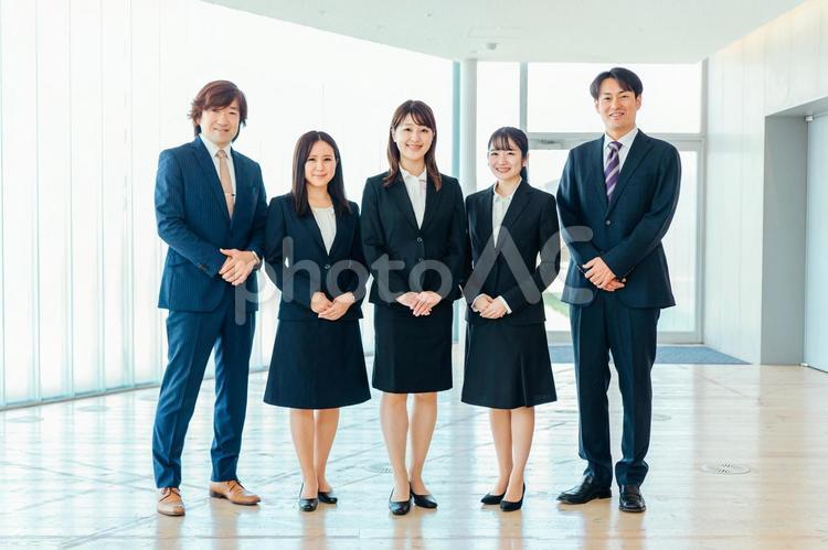 スーツ姿の会社員（全身） ビジネス,ビジネスマン,スーツの写真素材
