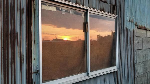 田舎の夕暮れ 田舎の夕暮れ 夕暮れ,映り,窓の写真素材
