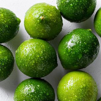 水滴が光る新鮮なライムの写真