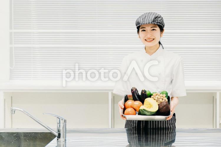 野菜を持つ調理師（シェフ・コック） 野菜,調理師,調理員の写真素材