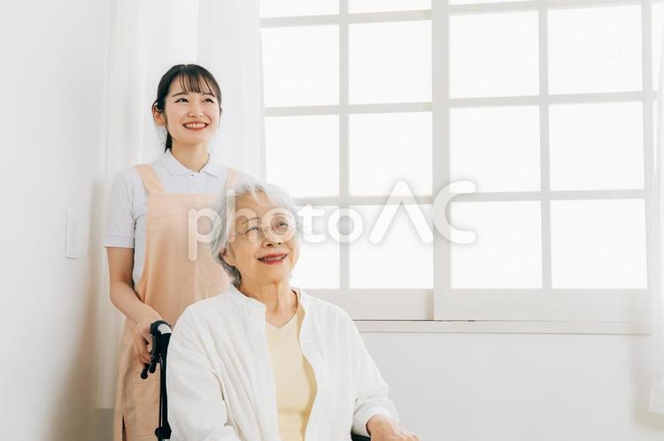 介護士と高齢者女性 介護士と高齢者女性 介護,車椅子,高齢者の写真素材