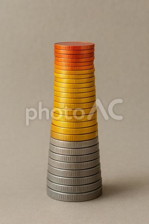 価値の階層（色分けされた硬貨の塔） 硬貨,コイン,通貨の写真素材