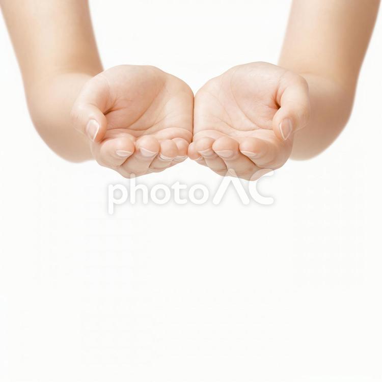 何かを受け取るような女性の手 両手,手のひら,受け取るの写真素材