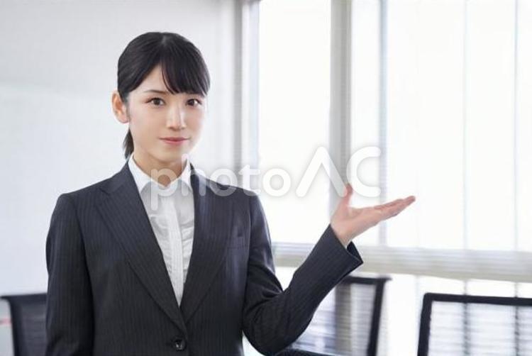案内をする日本人ビジネスウーマン 案内,女性,olの写真素材