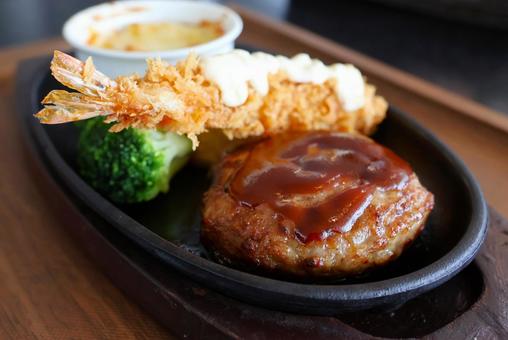 鉄板ハンバーグエビフライマカロニグラタン 鉄板ハンバーグエビフライマカロニグラタンの写真