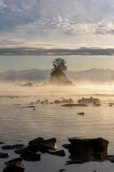 雨晴海岸の毛嵐と女岩_縦 富山,雨晴海岸,海の写真素材