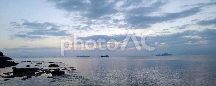 穏やかな潮風、朝の海 空,風景,海の写真素材