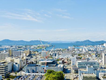 香川県丸亀市街地と瀬戸内海 香川県丸亀市街地と瀬戸内海の写真