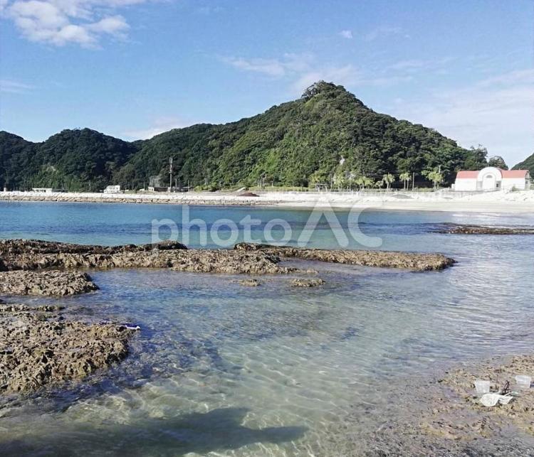 磯と透き通った海と山 海水浴,磯遊び,海の写真素材
