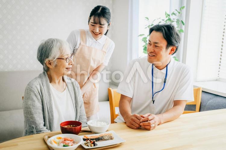 食事する高齢者と男女のスタッフ 栄養士,管理栄養士,高齢者の写真素材