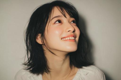 笑顔の美しい上を向く日本女性 笑顔の美しい上を向く日本女性の写真