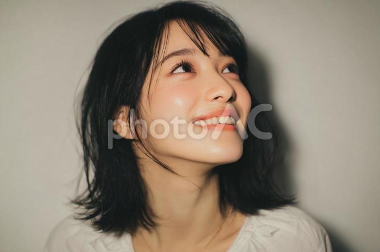 笑顔の美しい上を向く日本女性 女性,美女,かわいいの写真素材