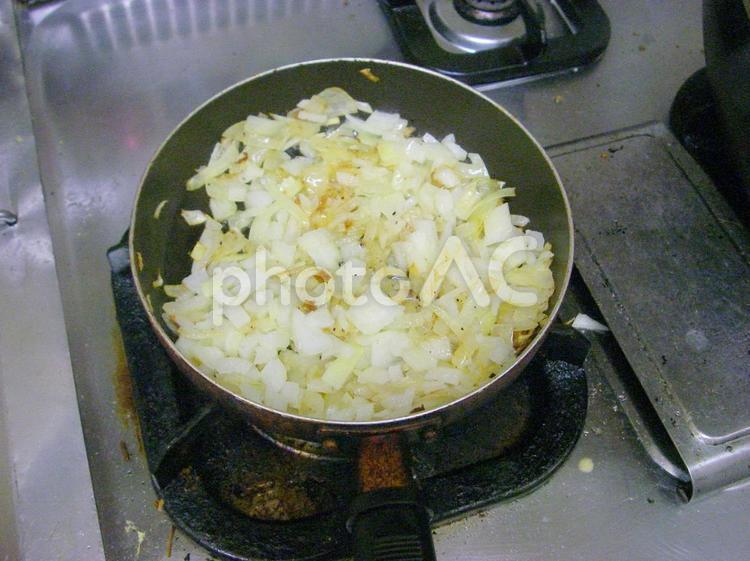 玉ねぎのみじん切りを炒める 家庭料理,調理,小鍋の写真素材