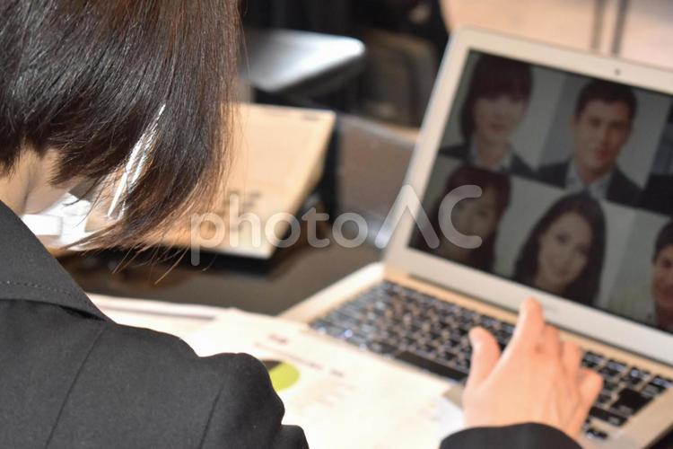 リモートワークで意見交換をする女性社員 ビジネス,パソコン,女性の写真素材