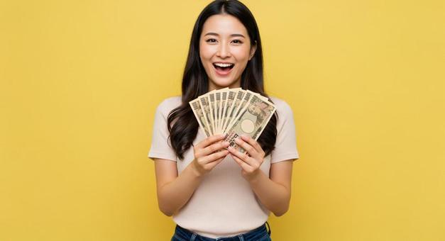 大金を手にして喜ぶ女性 大金を手にして喜ぶ女性の写真