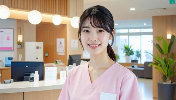 病院の受付をしている笑顔の女性の写真