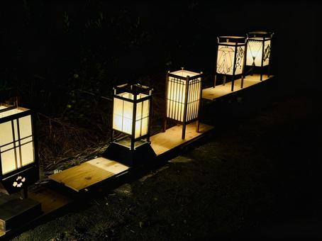 夜道を照らす行灯の灯り 行灯,灯り,ライトの写真素材