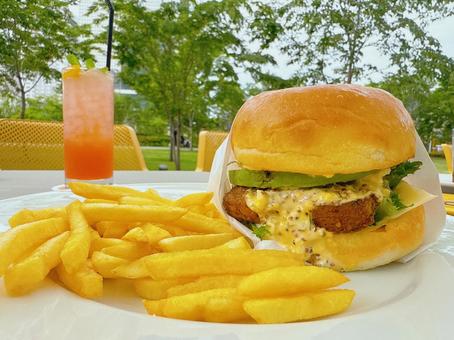外で食べるハンバーガーとポテト 外で食べるハンバーガーとポテト ランチ,食べ物,昼食の写真素材