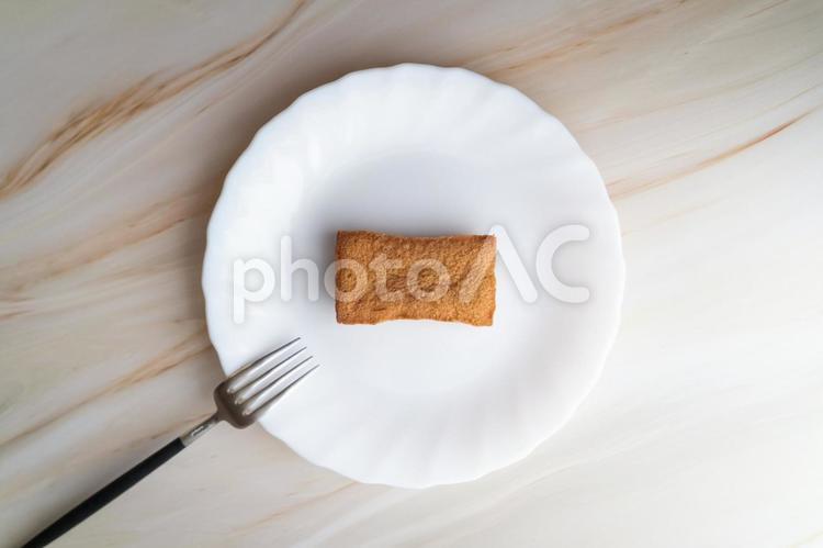 白い皿の上のフィナンシェとフォーク⑥ スイーツ,デザート,お菓子の写真素材