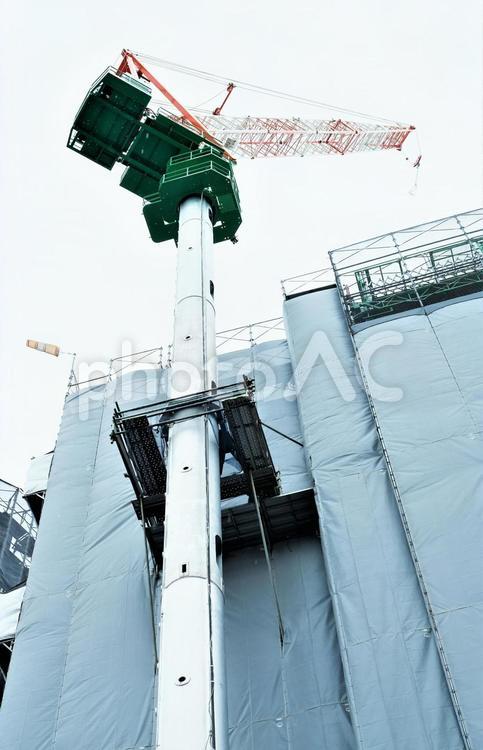 下から見上げた建設現場のクレーン クレーン,建設現場,現場の写真素材