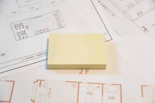 新築注文住宅の間取図を作成中の仕事風景 新築注文住宅の間取図を作成中の仕事風景の写真