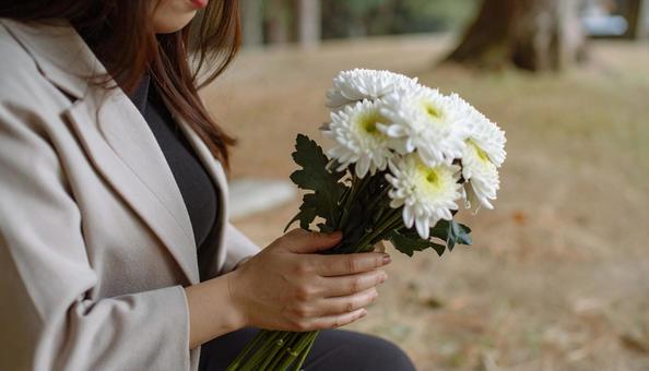 お供えの花が飾られた日本のお墓・お墓参り お供えの花が飾られた日本のお墓・お墓参りの写真
