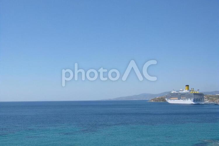 停泊する大型客船 クルーズ船,クルーズ,客船の写真素材