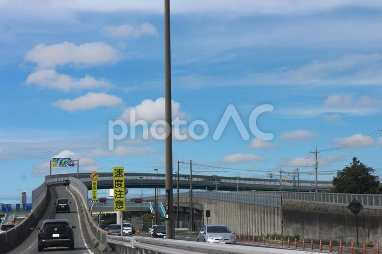 立体交差の上り坂 立体交差,交差点,信号の写真素材