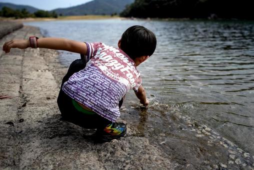 ＜素材＞秋の朝の海で遊ぶ旅行中の男の子 子供,笑顔,海の写真素材