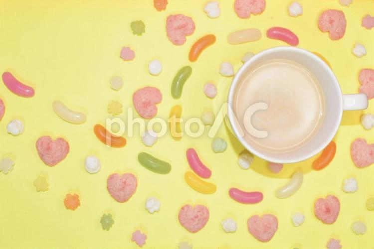 カフェラテとお菓子達　真上背景黄色 お菓子,コーヒー,カフェラテの写真素材