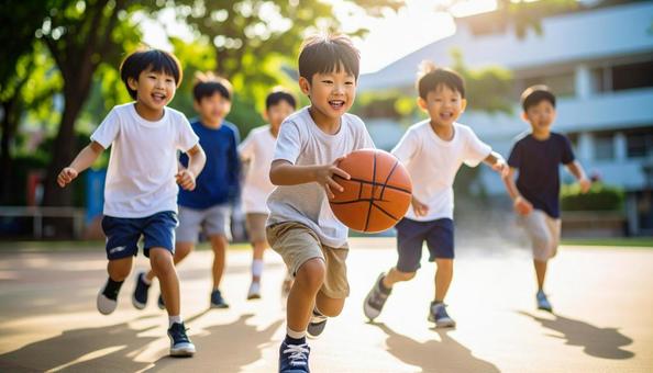 ドッチボールで遊ぶ子供たち ドッチボールで遊ぶ子供たちの写真