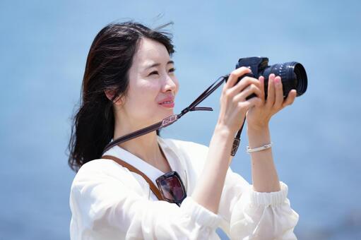 湖畔ドライブ中にカメラで風景を撮る女性 女性,カメラ,カメラ女子の写真素材