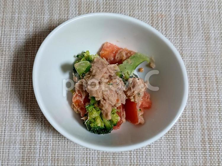 ブロッコリーとトマトの和え物 おうちごはん,手作り,和え物の写真素材