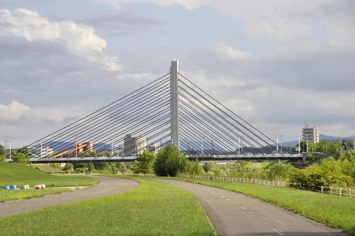 豊平川河川敷から望むミュンヘン大橋 豊平川河川敷から望むミュンヘン大橋の写真
