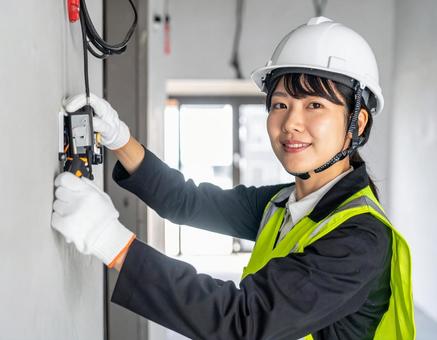 配線工事をする人 配線工事をする人の写真