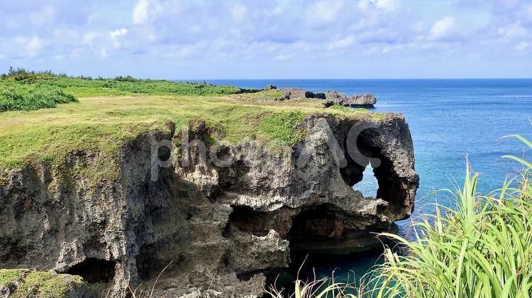 沖縄県国頭郡恩納村の万座毛の風景 万座毛,奇岩,海の写真素材
