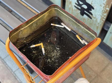 野外の灰皿 灰皿,ゴミ箱,紙巻タバコの写真素材