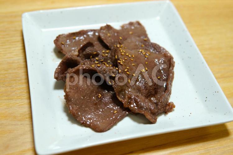牛タンの塩焼き（斜め） 牛タン,主菜,つまみの写真素材