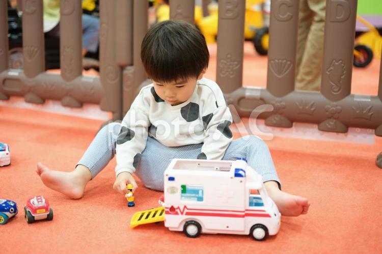 おもちゃで遊ぶ男の子 子供,室内遊具,子育ての写真素材