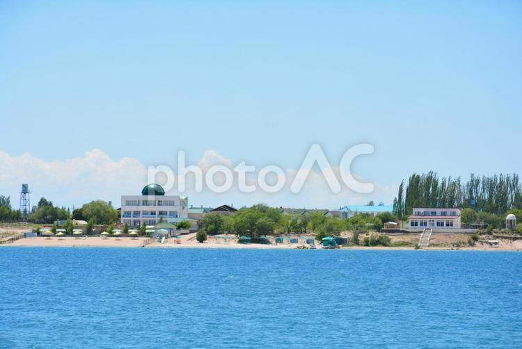 夏のキルギス・イシククル湖の景色 イシククル湖,イシク湖,イスィククリ湖の写真素材