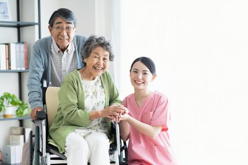 車椅子のシニアの夫婦と介護福祉士 車椅子のシニアの夫婦と介護福祉士 介護,シニア,車椅子の写真素材