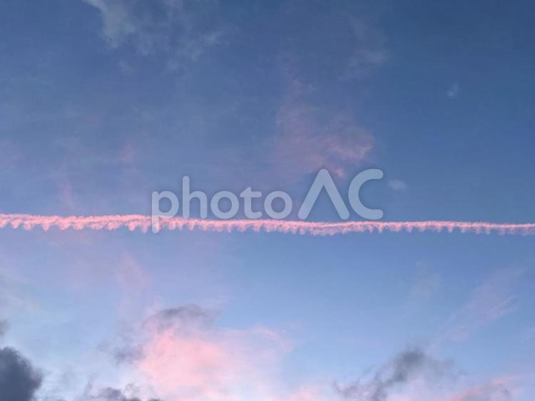 夕日に照らされた飛行機雲 飛行機雲,ひこうきくも,雲の写真素材