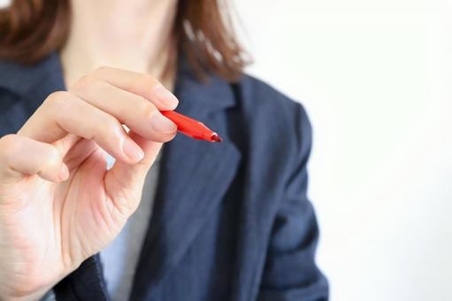 赤ペンを持ったビジネスウーマン 赤ペン,採点,確認の写真素材