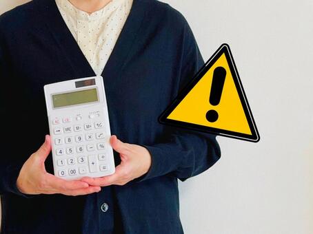 電卓を持って注意点を説明する女性 電卓,女性,注意点の写真素材